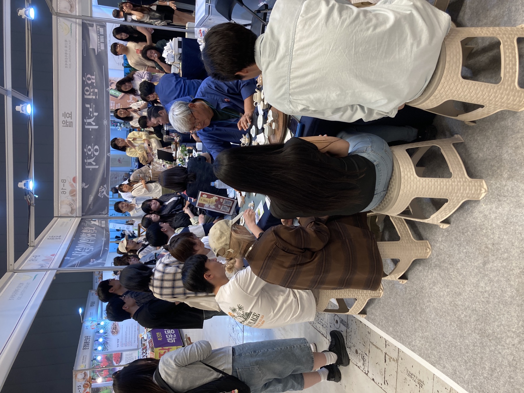 차 시음 공간에 앉은 관람객
